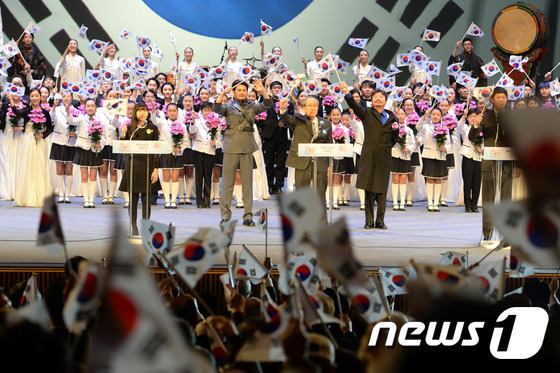 (서울=뉴스1) 이광호 기자 = 1일 오전 서울 세종문화회관에서 열린 제97주년 3.1절 기념식에서 참석자들이 태극기를 흔들며 만세삼창을 하고 있다.2016.3.1/뉴스1