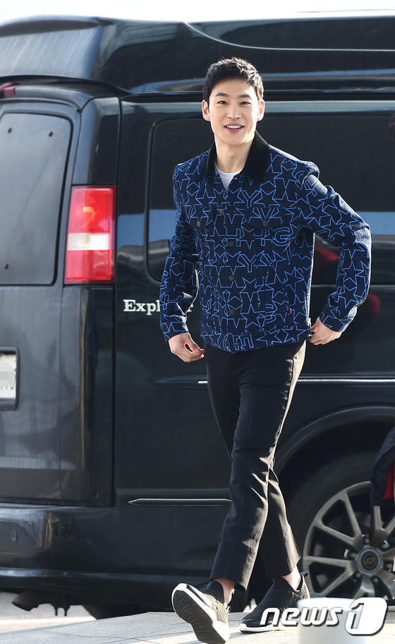 (인천공항=뉴스1스타) 권현진 기자 = '멋짐'을 입은 배우~배우 이제훈이 1일 오후 ‘시그널’ 포상 휴가차 인천공항을 통해 푸켓으로 출국하고 있다.