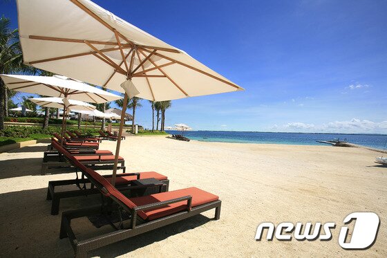 본문 이미지 - 최상의 프라이버시를 보장하는 독립된 객실, 바다에 맞닿은 듯한 인피니티 풀은 크림슨 리조트에 머무르는 동안 나만을 위한 환상의 은신처를 만날 수 있다. (하나투어리스트 제공)ⓒ News1travel