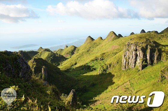 본문 이미지 - 세부에서 페리로 2시간이면 닿는 보홀 섬에서는 원추형으로 올라온 1000여 개의 언덕이 장관을 이루는 초콜릿힐을 만날 수 있다. (필리핀관광청 제공) ⓒ News1travel