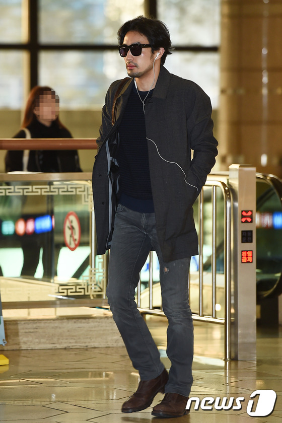 (김포공항=뉴스1스타) 고아라 기자 = 배우 오타니 료헤이가 10일 오전 개인 일정차 김포국제공항을 통해 출국하고 있다.