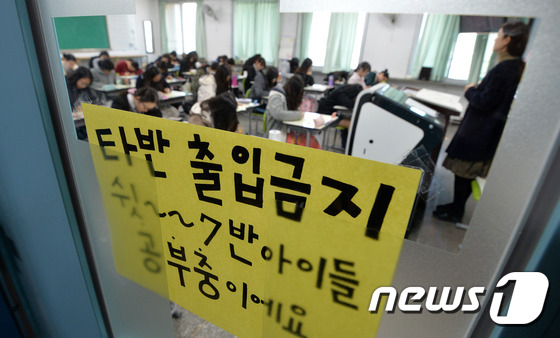 (서울=뉴스1) 박세연 기자 = 올해 첫 고교 전국연합학력평가가 시행된 10일 오전 서울 서대문구 명지고등학교에서 3학년 학생들이 시험을 치루고 있다.이번 첫 학력평가는 서울시교육 …