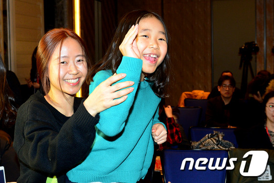 (서울=뉴스1) 임세영 기자 = 이세돌 9단의 부인 김현진 씨와 딸 이혜림 양이 10일 오후 서울 종로구 포시즌스 호텔에서 이세돌 9단과 구글 인공지능(AI) 바둑프로그램 알파고의 …