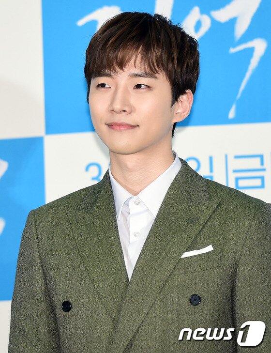본문 이미지 - 떨리면서 설렙니다~ 2PM 준호가 10일 오후 서울 성동구 행당동 디노체컨벤션에서 열린 tvN 금토드라마 ‘기억’(극본 김지우 /연출 박찬홍) 제작발표회에 참석해 포즈를 취하고 있다. ⓒ News1star 권현진 기자
