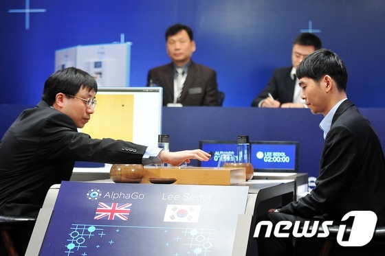 (서울=뉴스1) 조현아  인턴기자 = 구글 딥 마인드 아자 황 박사가 10일 오후 서울 종로구 포시즌스호텔에서 열린 이세돌 9단과 구글 인공지능(AI) 알파고의 첫 번째 대국에서 …