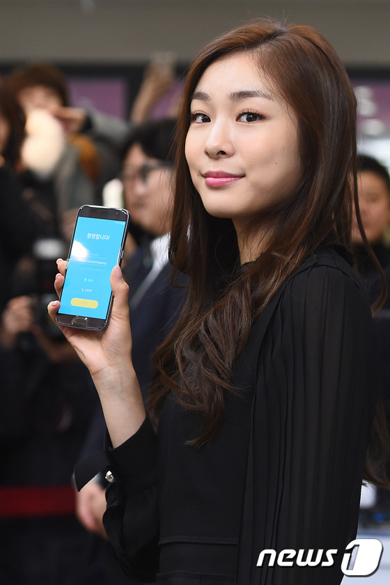 (서울=뉴스1스타) 고아라 기자 = 전 피겨선수 김연아가 11일 오전 서울 T월드카페 종각점에서 열린 김연아와 함께하는 ‘갤럭시S7엣지·S7’ 개통 행사에 참석하고 있다.SK텔레콤 …