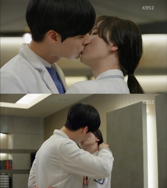 본문 이미지 - 공식 커플이 된 구혜선 안재현의 키스신에 눈길이 쏠리고 있다. ⓒ News1star / KBS2 '블러드' 캡처