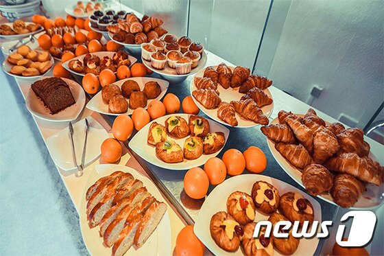 본문 이미지 - 릴리비치 리조트 메인 뷔페레스토랑인 릴리마는 매일 뷔페식으로 이뤄진 아침 식사를 제공한다. (허니문리조트 제공) ⓒ News1 travel