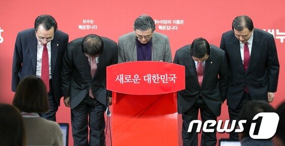 본문 이미지 - 이한구 새누리당 공천관리위원장을 비롯한 위원들이 지난 2016년 3월11일 오후 서울 여의도 당사에서 공천을 둘러싼 새누리당 내 계파 갈등에 대한 기자회견을 마친 뒤 인사하고 있다. 이 위원장은 "공관위 운영과 관련해 갈등으로 비친 부분에 대해 송구스럽게 생각한다":고 말했다.  ⓒ News1 박지혜 기자
