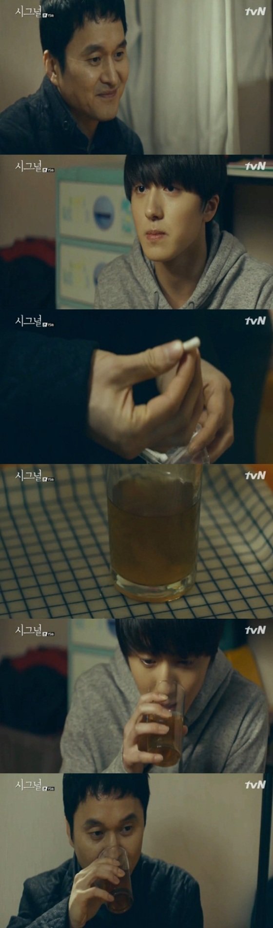 &#39;시그널&#39; 장현성이 찬희의 컵에 약을 탔다. ⓒ News1star/ tvN 방송화면 캡처