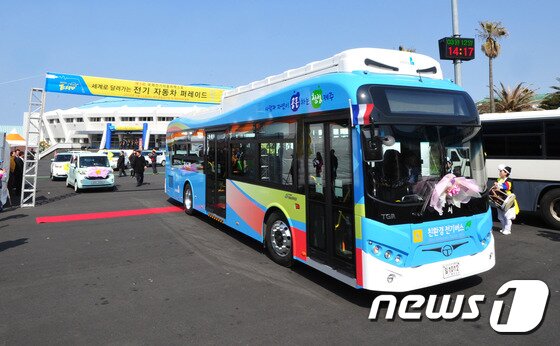 본문 이미지 - 제주에서 운행될 예정인 친환경 전기버스. 2016.3.12 ⓒ News1 이석형 기자