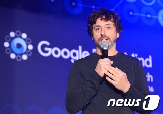 본문 이미지 - 세르게이 브린 구글 창업자가 12일 오후 서울 종로구 포시즌스 호텔에서 이세돌과 구글 알파고와의 3차 대국이 끝난 뒤 열린 기자회견에서 소감을 밝히고 있다. 2016.3.12/뉴스1 ⓒ News1 구윤성 기자