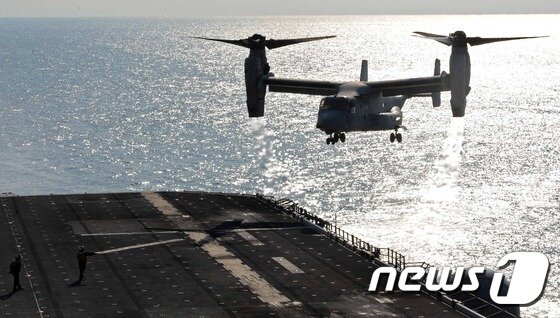 본문 이미지 - 미 해군 강습상륙함 ‘본험 리차드함’ (LHD6 4만 500톤급)에서 수직이착륙기 (MV-22·오스프리)가 이륙을 하고 있다. (사진공동취재단) 2016.3.12/뉴스1 ⓒ News1 사진공동취재단