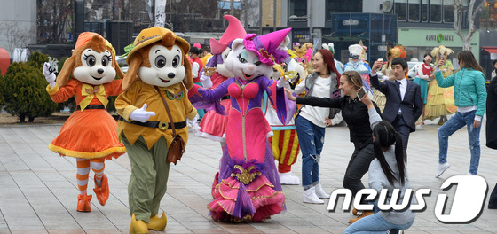 (서울=뉴스1) 황기선 기자 = 롯데월드 공연단원들이 13일 오전 서울 종로구 보신각 광장에서 롯데월드의 대표적인 봄 축제인 마스크 페스티벌의 시작을 알리는 '샤론캣의 시크릿 플래 …