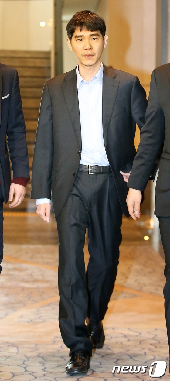 (서울=뉴스1) 이광호 기자 = 이세돌 9단이 13일 서울 종로구 포시즌스 호텔에서 열린 '구글 딥마인드 챌린지 매치' 인공지능(AI) 프로그램 알파고(AlphaGo)와의 5번기 …