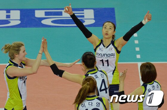 본문 이미지 - 13일 오후 인천계양체육관에서 열린 NH농협 2015-2016 프로배구 V리그 여자부 플레이오프 2차전 흥국생명과 현대건설의 경기에서 현대건설 한유미가 스파이크 공격을 하고 세리머니를 하고 있다. 현대견설이 세트 스코어 3-1로 승리해 챔피언 결정전에 진출했다. 2016.3.13/뉴스1 ⓒ News1 김명섭 기자