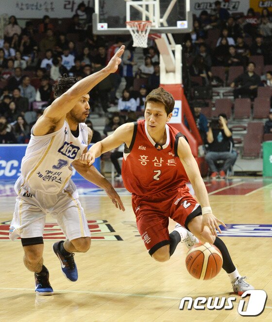 본문 이미지 - 안양 KGC에서 부산 KT로 트레이드된 김기윤(오른쪽). /뉴스1 DBⓒ News1 DB이재명 기자