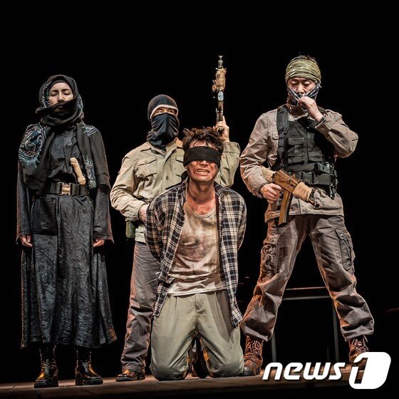본문 이미지 - 연극 '모든 군인은 불쌍하다' (사진제공 서울문화재단 남산예술센터)
