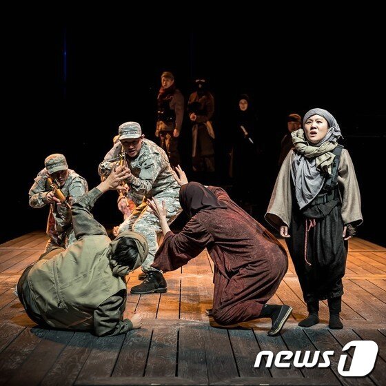 본문 이미지 - 연극 '모든 군인은 불쌍하다' (사진제공 서울문화재단 남산예술센터)