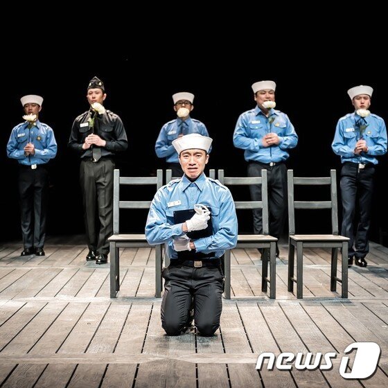본문 이미지 - 연극 '모든 군인은 불쌍하다' (사진제공 서울문화재단 남산예술센터)