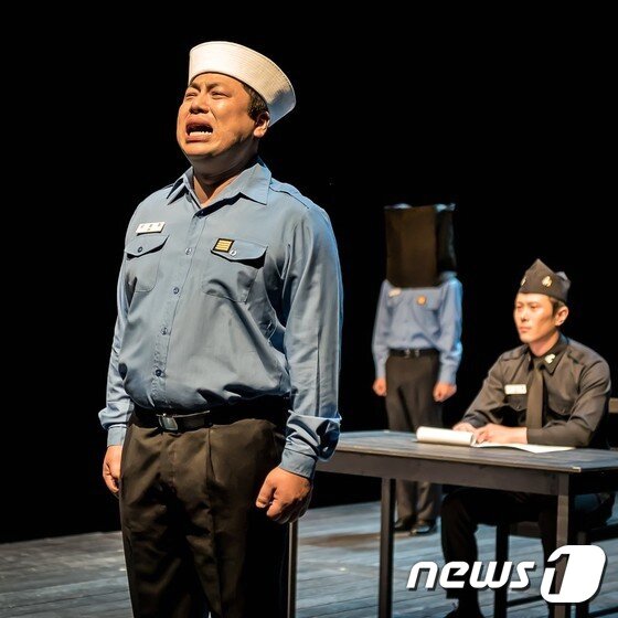 본문 이미지 - 연극 '모든 군인은 불쌍하다' (사진제공 서울문화재단 남산예술센터)