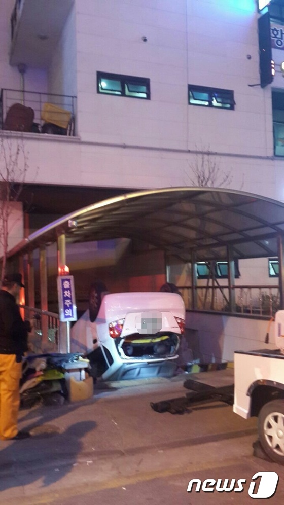 (전주=뉴스1) 박아론 기자 = 14일 오후 7시 45분께 전북 전주시 효자동 신시가지 한 모텔 옆 주차장에서 차량 1대가 전복되는 사고가 발생했다. (독자 제공) 2016.3.1 …