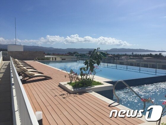 본문 이미지 - 옥상에 있는 메인 수영장은 보라카이의 바다를 한눈에 내려다볼 수 있으며, 밤하늘의 쏟아지는 별을 감상하기에도 제격이다. ⓒ News1travel