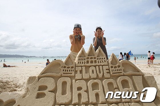 본문 이미지 - 세계 3대 해변 중 하나인 보라카이 화이트 비치는 모래보다 훨씬 부드러운 산호가루로 열전도율이 높지 않아 한낮에도 맨발로 해변을 산책하기 좋다. (하나투어리스트 제공)ⓒ News1travel