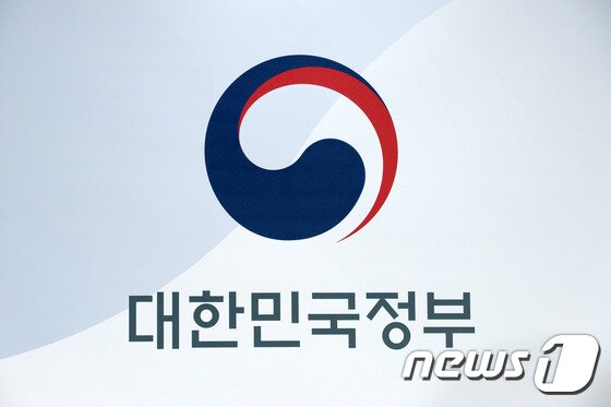 본문 이미지 - 옳 3월15일 오전 서울 세종로 정부서울청사에서 공개된 대한민국 정부상징 디자인.. ⓒ News1 안은나 기자