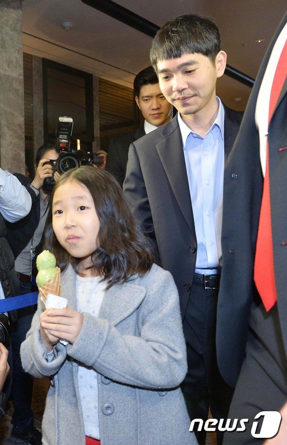 (서울=뉴스1) 송원영 기자 = 이세돌 9단이 15일 오후 서울 광화문 포시즌스호텔에서 열린 구글 딥마인드 '알파고'와의 챌린지 매치 다섯번째 대국에 입장하고 있다. 2016.03 …