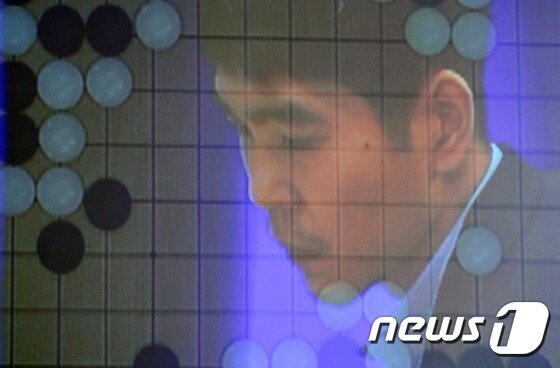 본문 이미지 - 이세돌 9단이 15일 서울 종로구 포시즌스 호텔에서 열린 '구글 딥마인드 챌린지 매치' 인공지능 (AI) 프로그램 알파고(AlphaGo)와의 마지막대국에서 집중을 하고 있다. 다중노출. 2016.3.15 ⓒ 뉴스1 송원영 기자