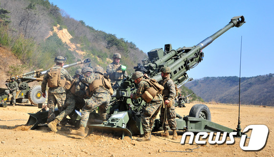 (포항=뉴스1) 최창호 기자 = 한·미연합상륙훈련에 참가한 한·미 해병대 포병부대가 15일 경북 포항시 남구 장기면 사격장에서 155mm곡사포 실사격 훈련을 하고 있다.155mm곡 …