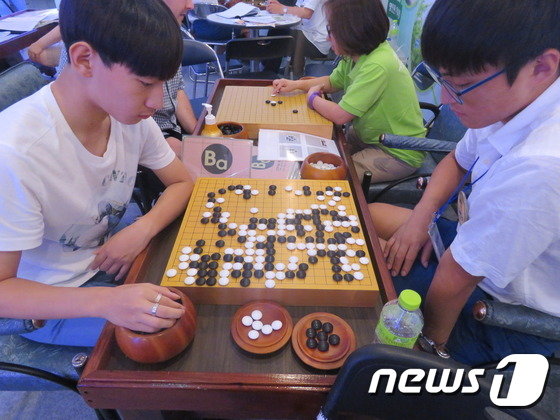 지난 2014년 이세돌 9단이 한국 유일의 바둑고등학교인 한국바둑고를 찾아 학생들을 지도하고 있다.&#40;전남도교육청 제공&#41; 2016.3.15/뉴스1 ⓒ News1 전원 기자