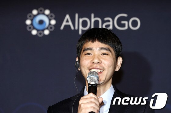 본문 이미지 - 지난 2106년 당시 알파고와의 ‘구글 딥마인드 챌린지 매치’ 5번기 제5국을 마친 뒤 서울 광화문 포시즌스호텔에서 기자회견을 하는 이세돌의 모습. (뉴스1 DB) /뉴스1 ⓒ News1 송원영 기자