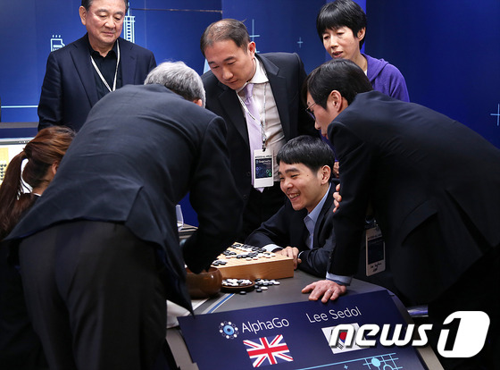 (서울=뉴스1) = 이세돌 9단이 15일 오후 서울 종로구 포시즌스호텔에서 열린 구글 딥마인드 챌린지 매치 제5국에서 인공지능 바둑프로그램 알파고에게 패배 후 복기를 하고 있다. …