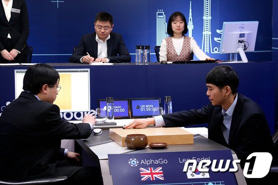 본문 이미지 - 이세돌 9단이 15일 서울 종로구 포시즌스 호텔 특별 대국장에서 열린 '구글 딥마인드 챌린지 매치' 구글 인공지능 바둑 프로그램 '알파고'와의 제5국 맞대결을 펼치고 있다. (구글 제공) 2016.3.16 ⓒ 뉴스1