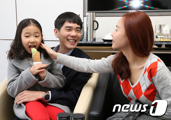 (서울=뉴스1) = 이세돌 9단의 딸 혜림양이 15일 서울 종로구 포시즌스 호텔에서 열린 '구글 딥마인드 챌린지 매치' 구글 인공지능 바둑 프로그램 '알파고'와의 제5국 맞대결을 …