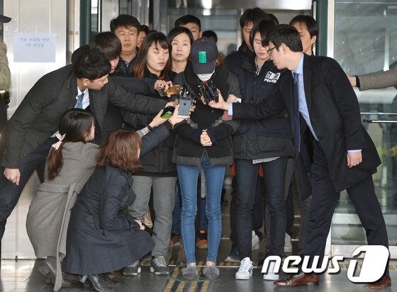 본문 이미지 - ‘평택 실종아동 신원영군’ 사건의 계모 김모씨(38)가 지난 2016년 경기 평택시 비전동 평택경찰서에서 검찰로 송치되기 위해 호송차에 탑승하고 있다. 2016.3.16/뉴스1 ⓒ News1 이재명 기자