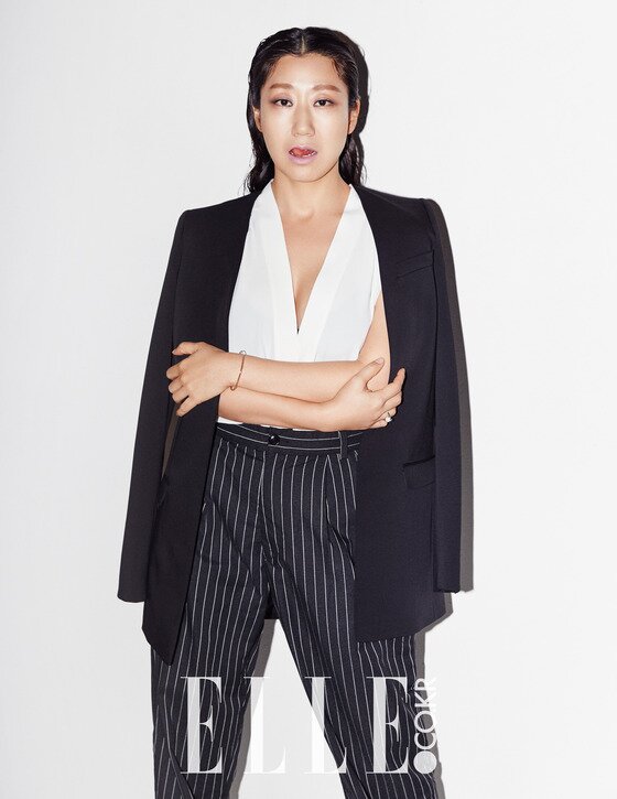 본문 이미지 - 배우 라미란이 패션 화보 B컷에서 반전 매력을 뽐냈다.  ⓒ News1star / 엘르