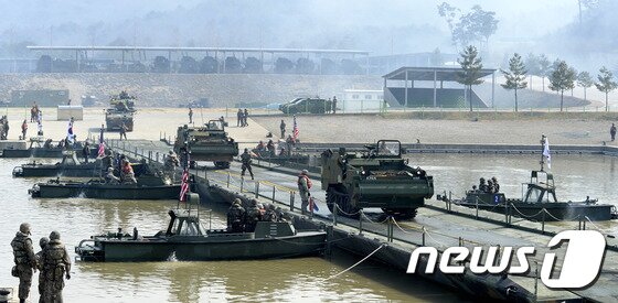 본문 이미지 - 한미 연합 도하훈련. 2016.3.16/뉴스1 ⓒ News1 안은나 기자