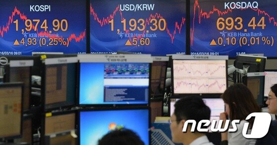 본문 이미지 - 서울 중구 KEB외환은행 본점 딜링룸에서 직원들이 전광판에 표시된 코스피지수와 원·달러 환율을 실시간 확인하고 있다. 2016.3.16/뉴스1 ⓒ News1 송원영 기자