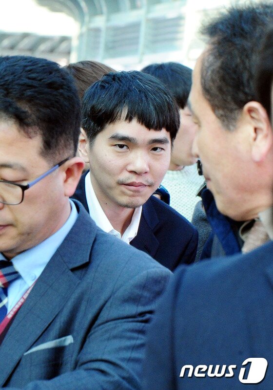 본문 이미지 - 16일 제주국제공항에 인공지능 알파고와 대결을 벌인 이세돌 9단이 가족과 함께 제주 여행을 위해 도착하고 있다.2016.3.16./뉴스1 ⓒ News1 이석형 기자