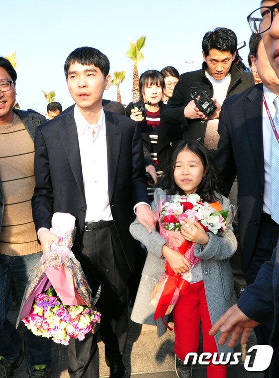 본문 이미지 - 인공지능 알파고와 세기의 바둑 대국을 벌인 이세돌 9단이 16일 제주도에서 휴가를 보내기위해 가족과 함께 제주국제공항에 도착하고 있다.2016.3.16/뉴스1 ⓒ News1 이석형 기자