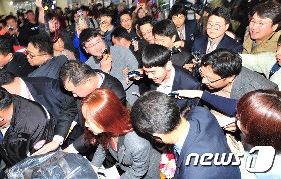 본문 이미지 - 인공지능 알파고와 세기의 바둑 대국을 벌인 이세돌 9단이 16일 제주도에서 휴가를 보내기위해 가족과 함께 제주국제공항에 도착하고 있다.2016.3.16/뉴스1 ⓒ News1 이석형 기자