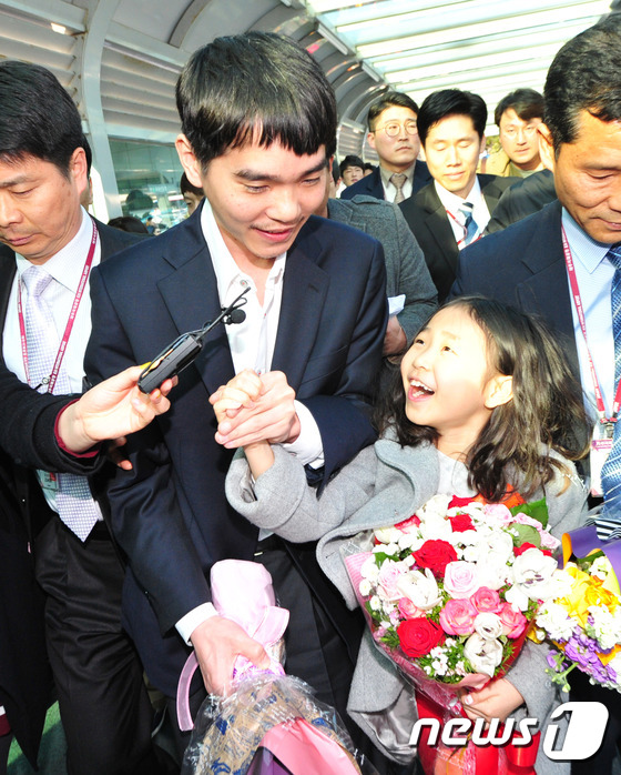 (제주=뉴스1) 이석형 기자 = 인공지능 알파고와 세기의 바둑 대국을 벌인 이세돌 9단이 16일 제주도에서 휴가를 보내기위해 가족과 함께 제주국제공항에 도착하고 있다.2016.3. …