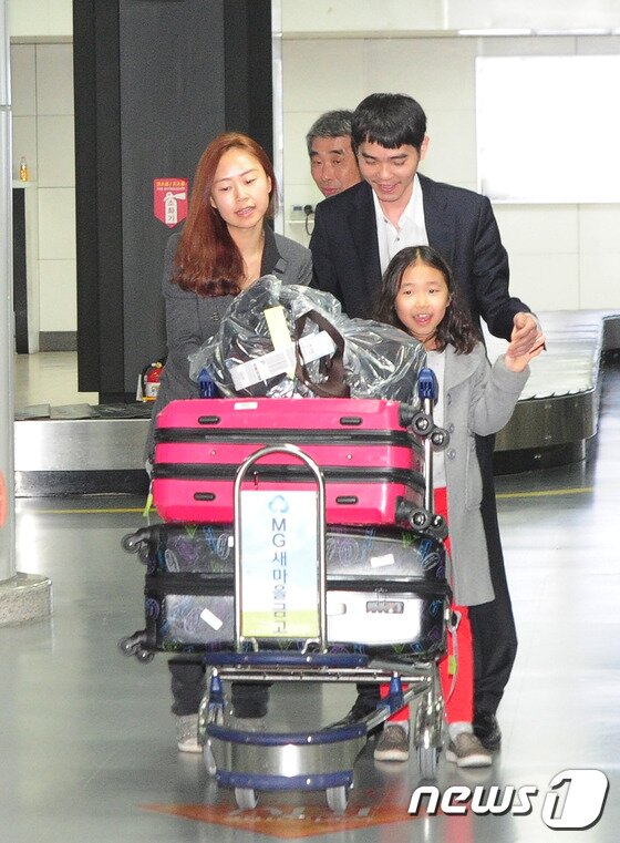 본문 이미지 - 인공지능 알파고와 세기의 바둑 대국을 벌인 이세돌 9단이 16일 제주도에서 휴가를 보내기위해 가족과 함께 제주국제공항에 도착하고 있다.2016.3.16/뉴스1 ⓒ News1 이석형 기자