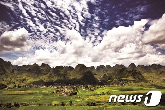 본문 이미지 - 수만 년 전 바닷속에 잠겨있던 돌들이 지각운동을 통해 봉우리가 되어 솟아난 만봉림. 실제로는 2만 개가 넘는 봉우리가 있다. (하나투어리스트 제공)ⓒ News1travel