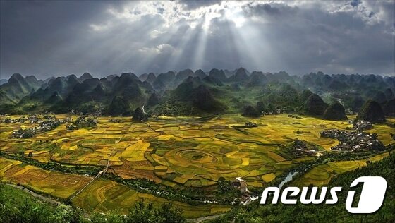 본문 이미지 - 보검봉림, 열전봉림, 나향봉림, 군룡봉림, 첩모봉림 등 5개의 방대한 봉우리 군으로 구성된 만봉림을 배경으로 소수민족 부이 족이 논과 밭을 일구며 살아가고 있다. (하나투어리스트 제공)ⓒ News1travel