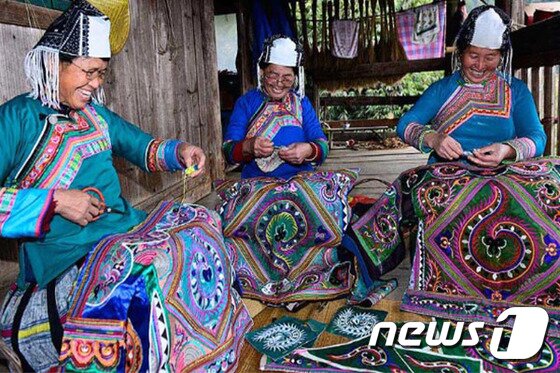 본문 이미지 - 귀주성 용강현 묘족마을의 전통복장 "백조의",(하나투어리스트 제공)ⓒ News1travel