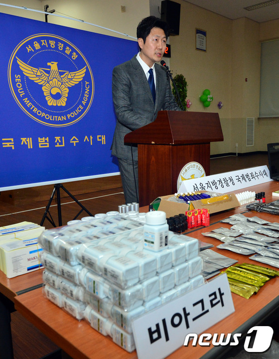 (서울=뉴스1) 최현규 기자 = 임진우 서울지방경찰청 국제범죄수사대 경위가 18일 오전 서울 남대문경찰서 강당에서 '마약(GHB) 12억 상당 유통 피의자 검거' 브리핑을 하고 있 …